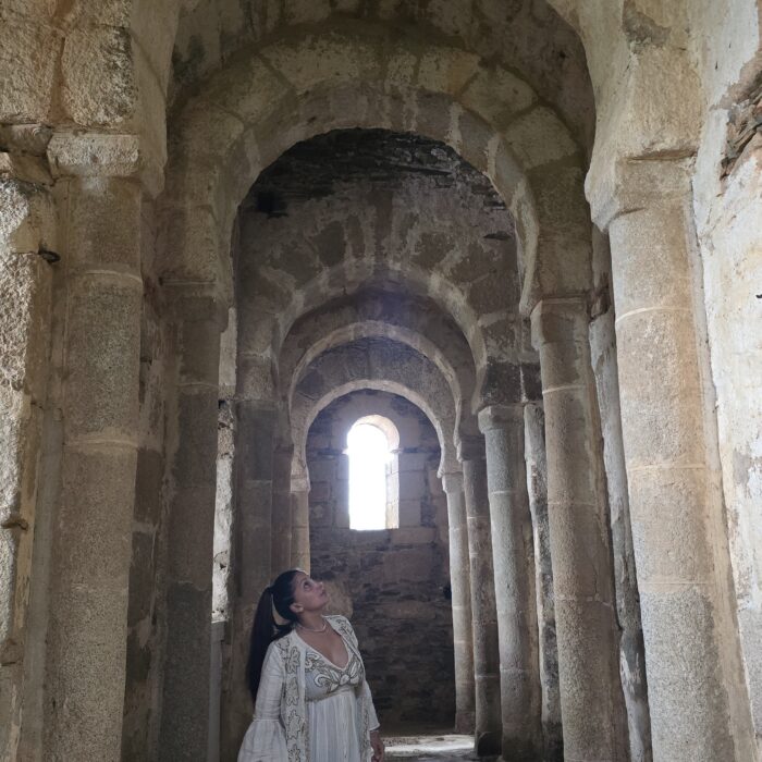 Interior de basílica visigótica en España con arcos históricos protegidos por la UNESCO