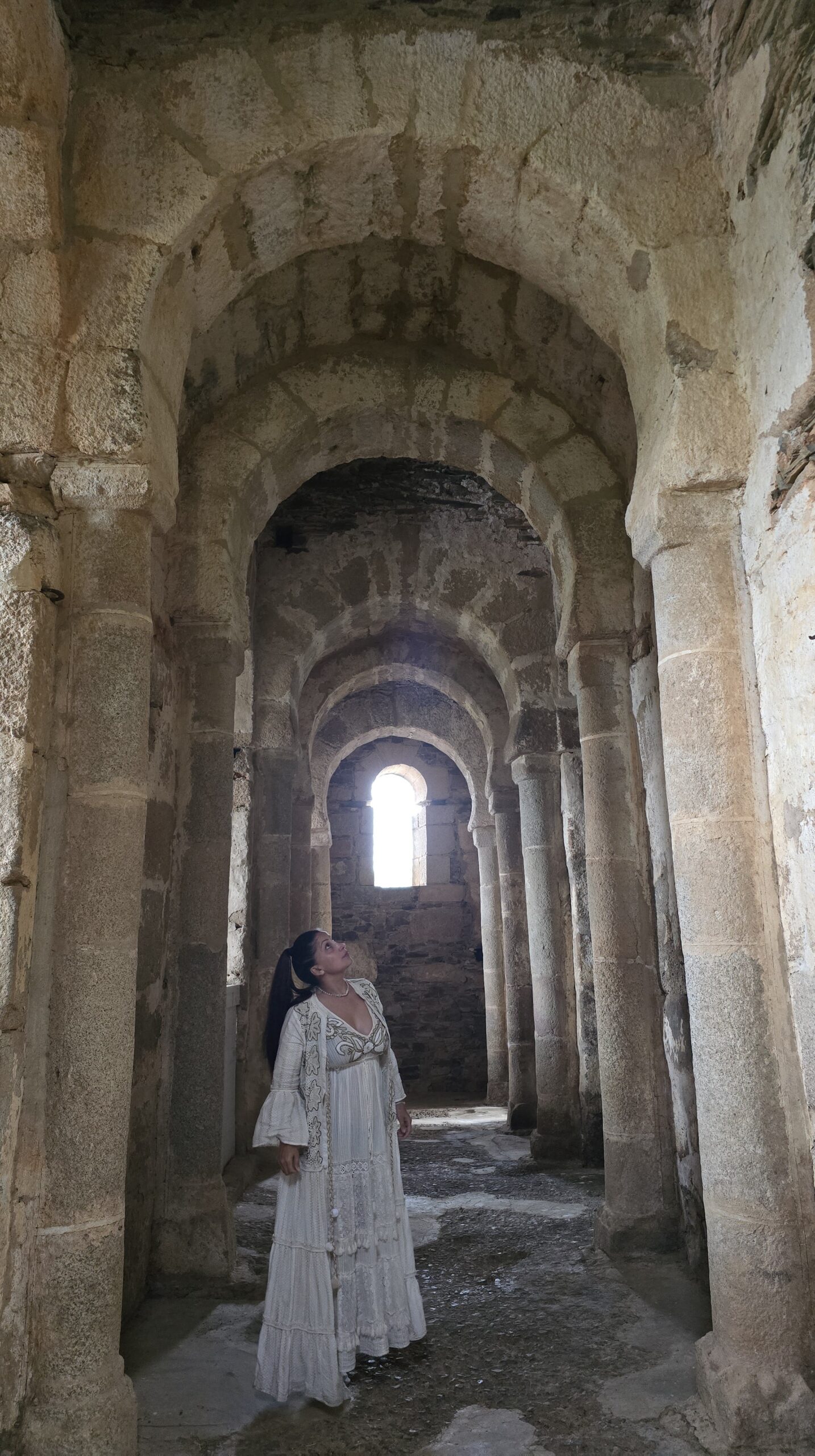 Interior de basílica visigótica en España con arcos históricos protegidos por la UNESCO
