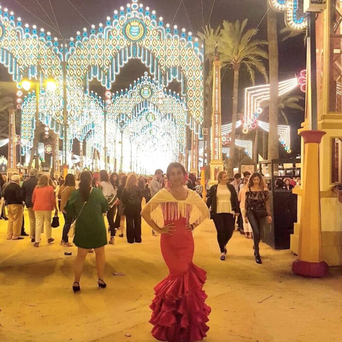 Vestido rojo de sevillanas en la Feria de Jerez con luces del alumbrado