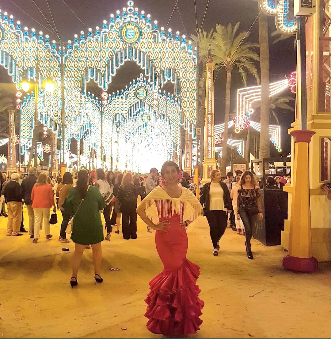 Vestido rojo de sevillanas en la Feria de Jerez con luces del alumbrado