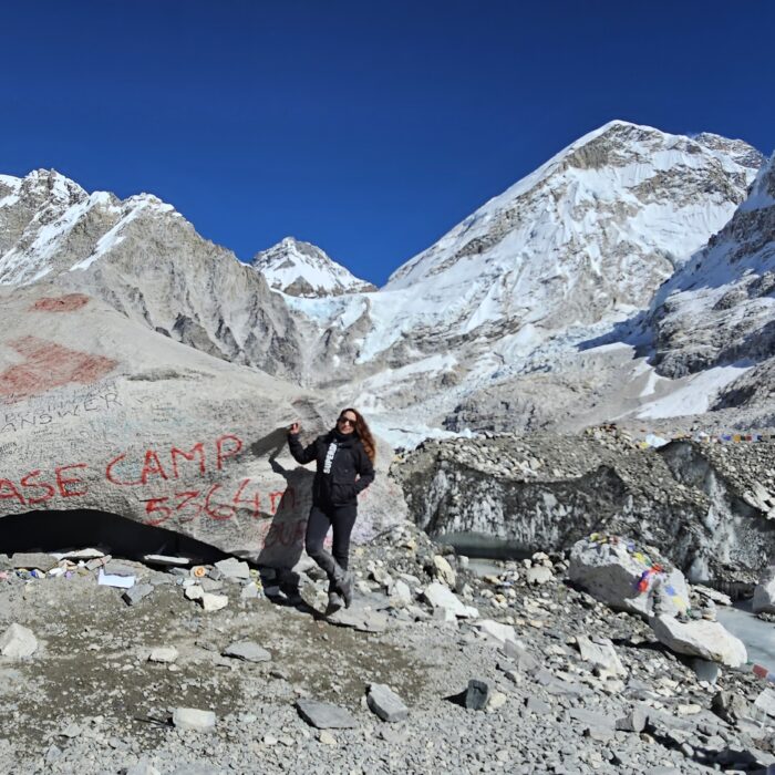 Viajera de Cabra en Altamar sobre la piedra del Campo Base del Everest, en uno de los viajes a Nepal más inspiradores del Himalaya