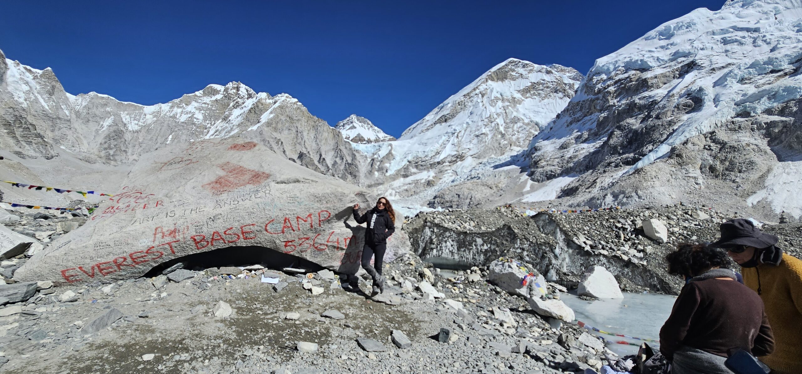 Viajera de Cabra en Altamar sobre la piedra del Campo Base del Everest, en uno de los viajes a Nepal más inspiradores del Himalaya