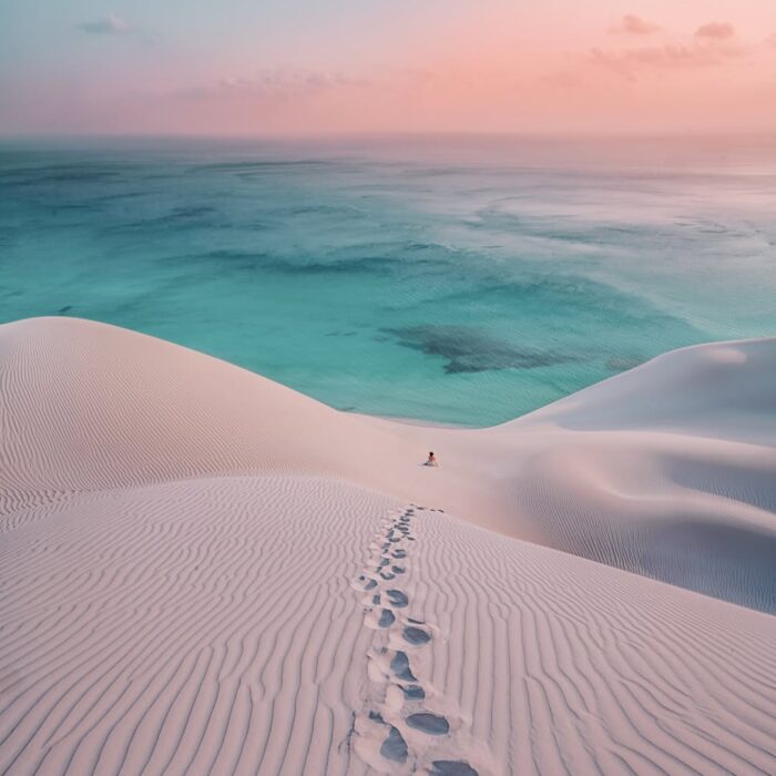 Dunas doradas de Socotra que descienden hasta el mar turquesa y cristalino.