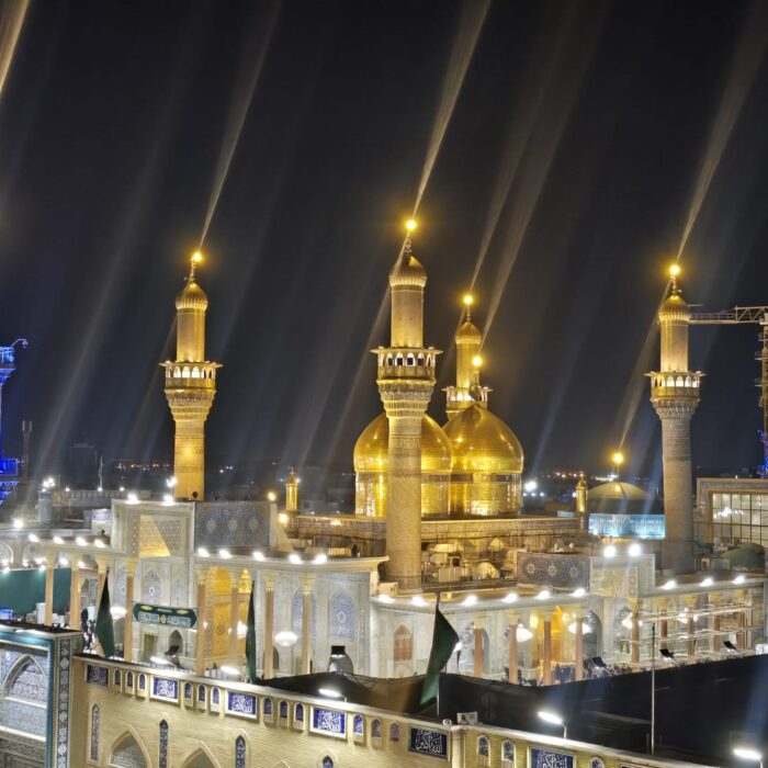 la Mezquita de Al-Kazimiyya al atardecer en Bagdad. Imagen cálida que refleja espiritualidad, belleza y fe en Irak.