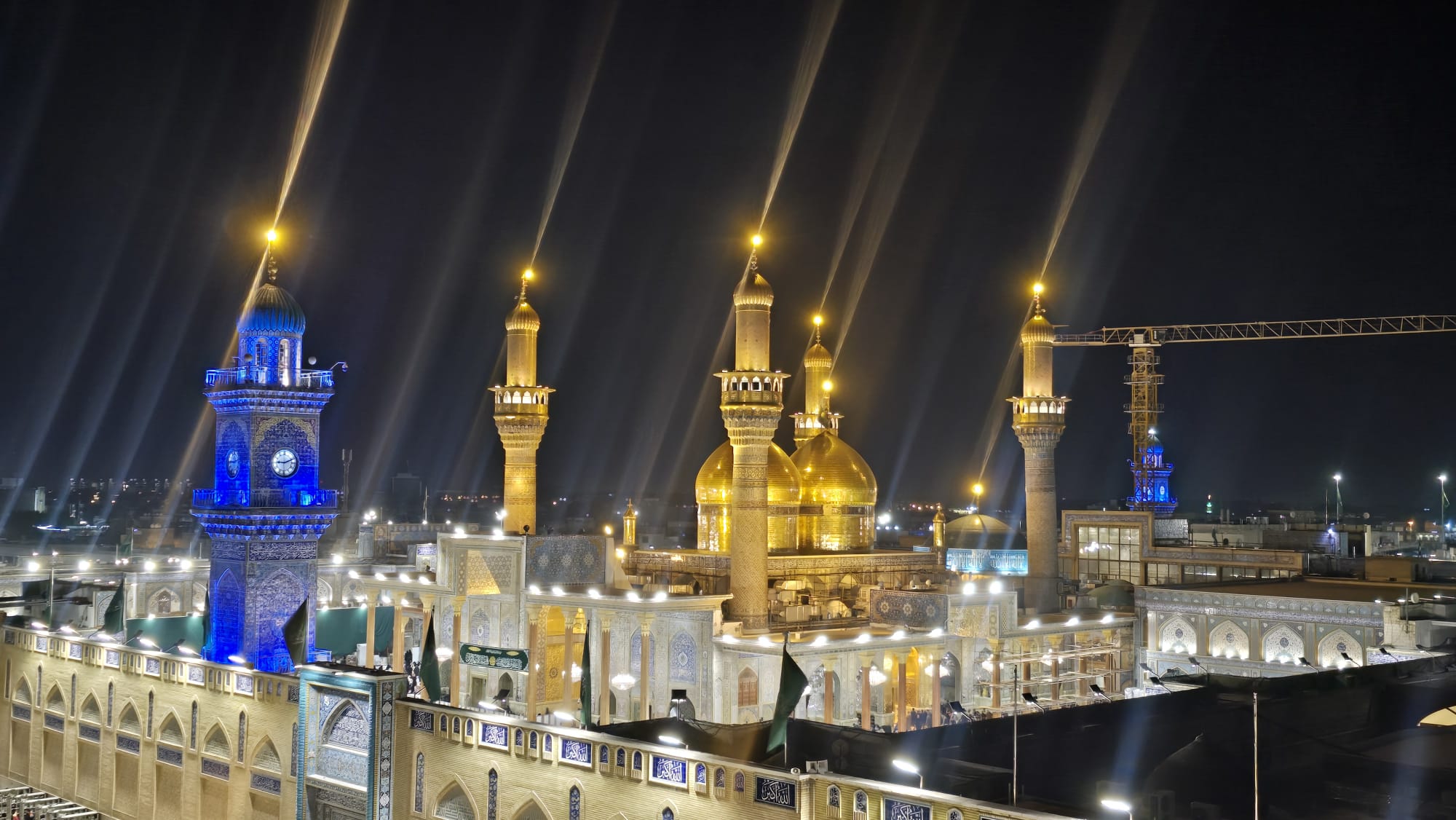 la Mezquita de Al-Kazimiyya al atardecer en Bagdad. Imagen cálida que refleja espiritualidad, belleza y fe en Irak.
