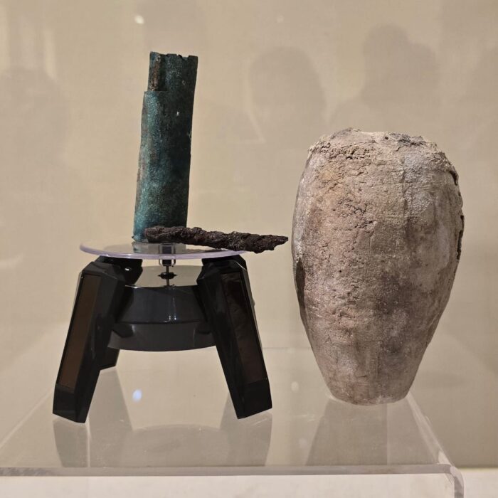 Fotografía de la Batería de Irak, un artefacto de arcilla, cobre y hierro expuesto en el Museo Nacional de Bagdad. Objeto milenario que podría ser la primera pila eléctrica de la historia.