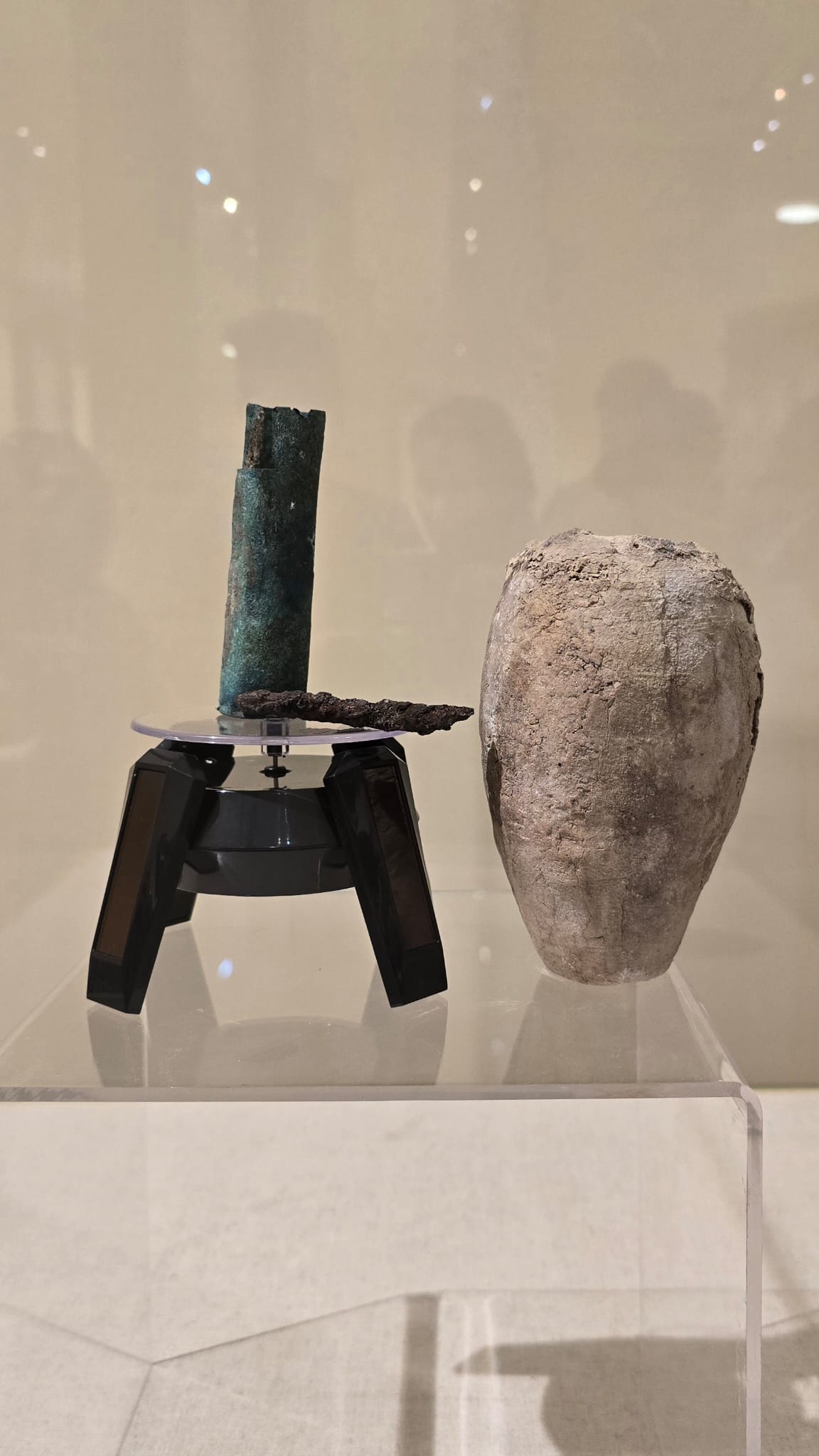Fotografía de la Batería de Irak, un artefacto de arcilla, cobre y hierro expuesto en el Museo Nacional de Bagdad. Objeto milenario que podría ser la primera pila eléctrica de la historia.